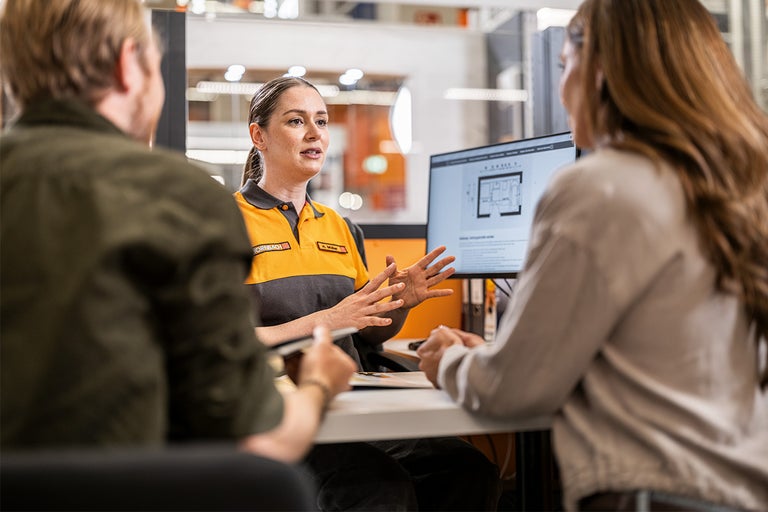 Klantenadvies met medewerkster aan tafel met computer