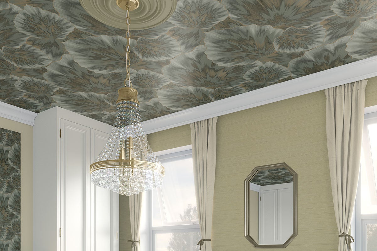 Interieur met patroonbehang, kristallen kroonluchter en spiegel