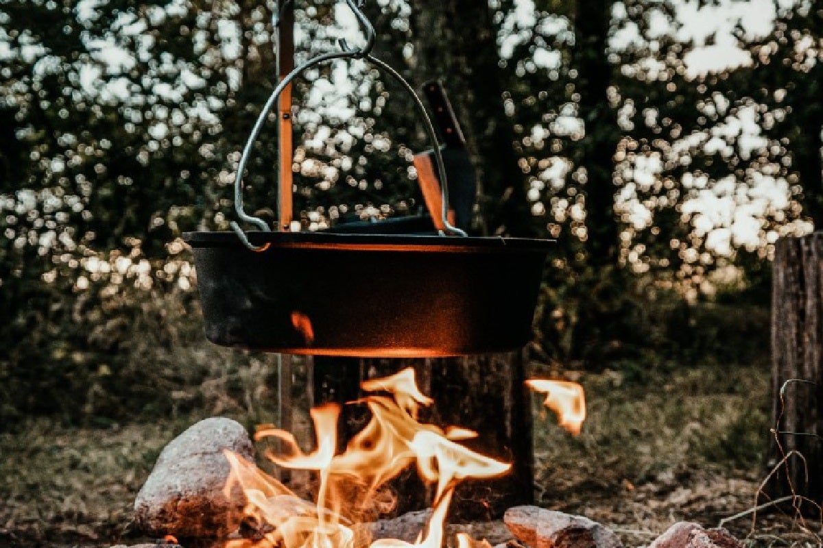 Kookketel boven een kampvuur voor buiten koken