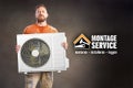 Man houdt airconditioning buitenunit vast, Montage Service logo Man houdt airconditioning buitenunit vast, Montage Service logo