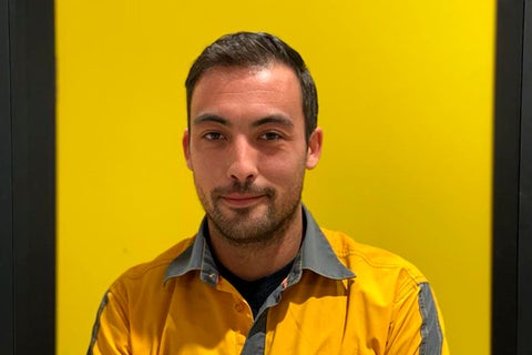 Portret van een man voor een gele achtergrond