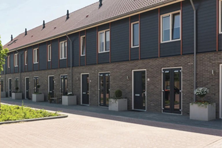 Rijwoningen met gevelbekleding, bakstenen muren en voortuinen