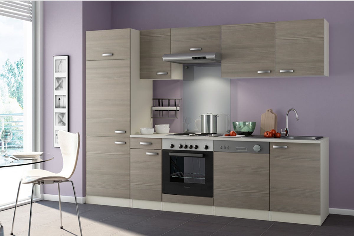 Moderne keuken met inbouwkasten, fornuis, gootsteen en eettafel
