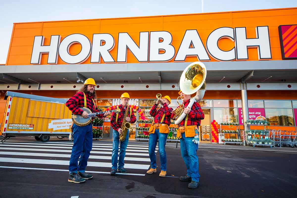 Een muziekgroep staat voor de Hornbach bouw- en tuinmarkt.