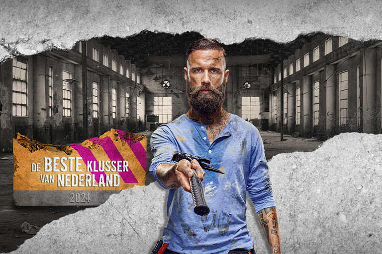 Man met baard en tatoeages houdt hamer vast voor een industriële hal met het opschrift 'De beste klusser van Nederland 2024'