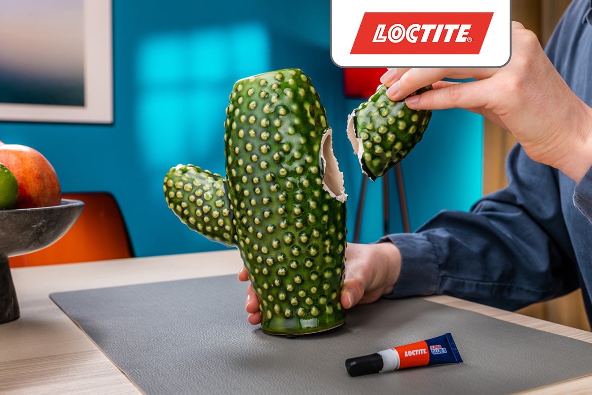 Reparatie van een gebroken keramische cactus met Loctite secondelijm in een lichte kamer, Loctite Logo.
