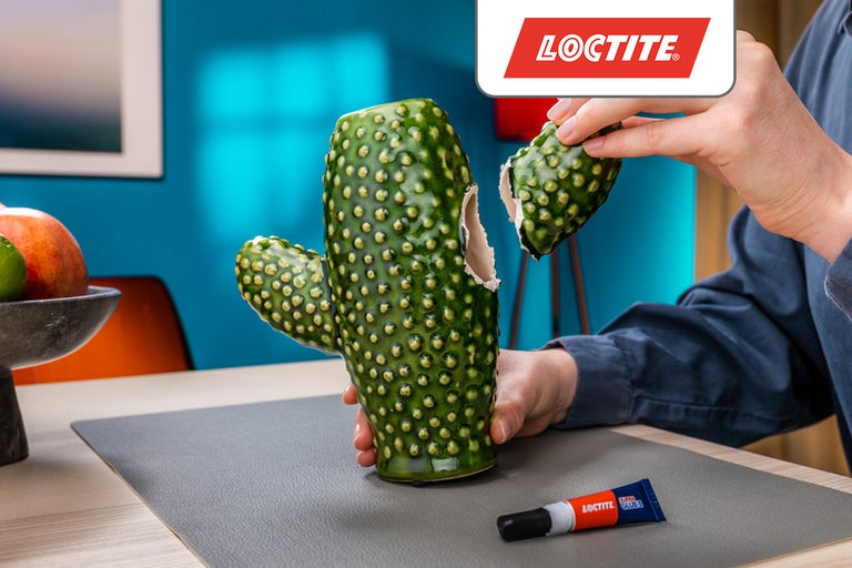 Reparatie van een gebroken keramische cactus met Loctite secondelijm in een lichte kamer, Loctite Logo.