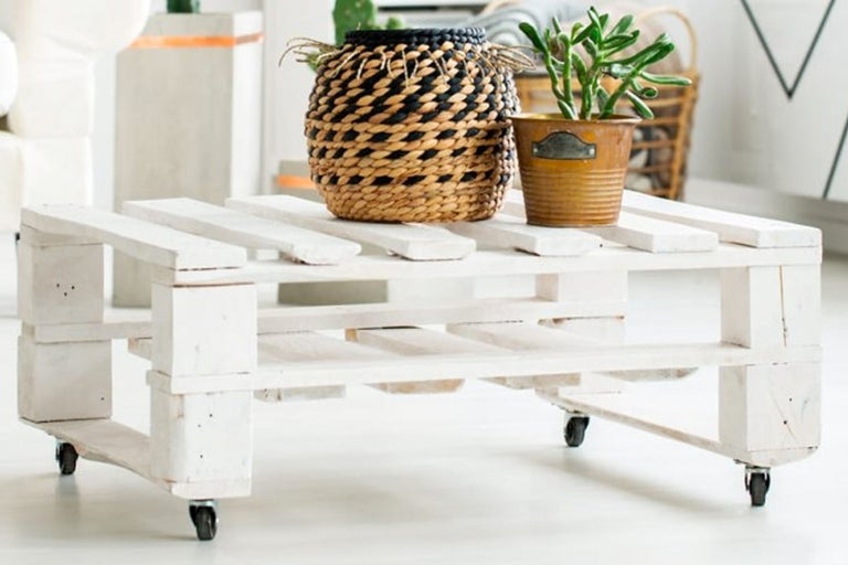 Decoratieve salontafel van houten pallets met wielen en decoratieve elementen