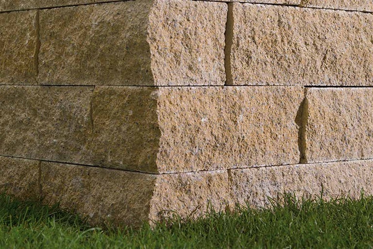 Muur van steenblokken met gras