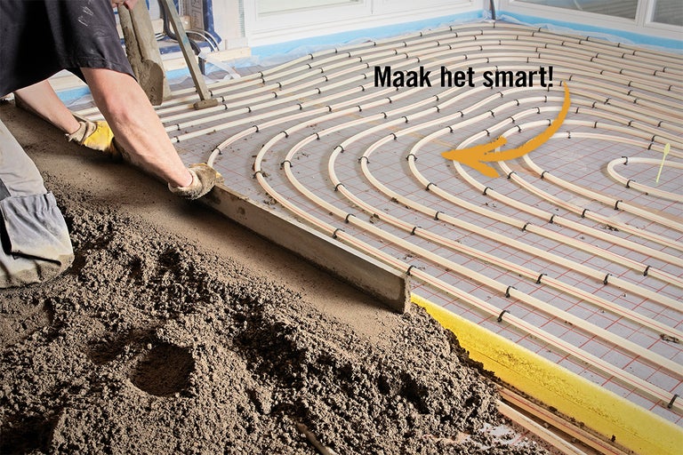 Een werknemer installeert vloerverwarming met dekvloer