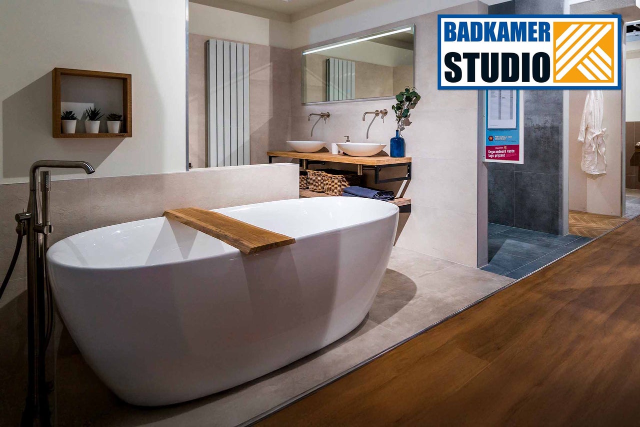 Badkamerstudio met vrijstaand bad, wastafel met twee waskommen, spiegel en radiator