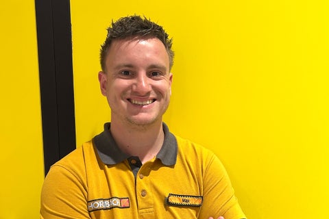 Hornbach medewerker Max in een poloshirt met Hornbach logo en naamplaatje.