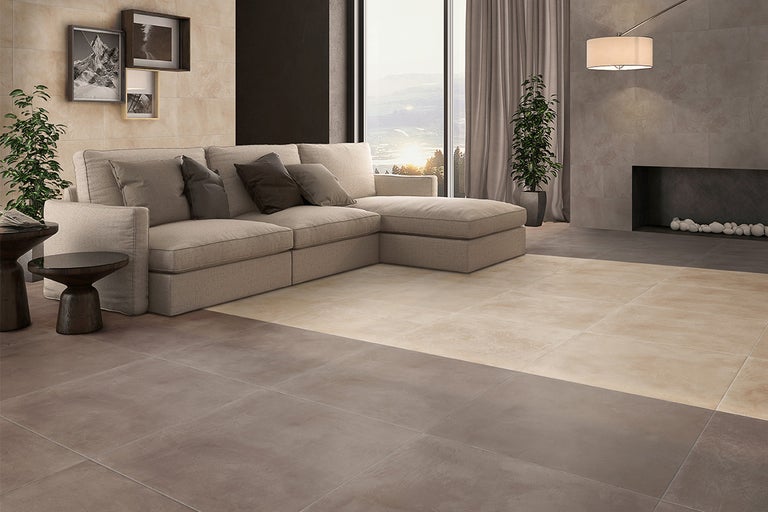 Woonkamer met bank, open haard en vloertegels