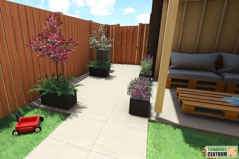 Ontworpen tuin met plantenbakken, houten schutting en palletmeubilair.