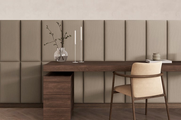 Scene met bureau, stoel, wandpanelen, decoratie en verlichting