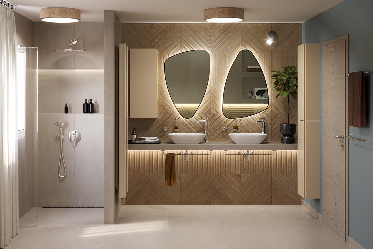 Moderne badkamer met douche, wastafels en spiegels