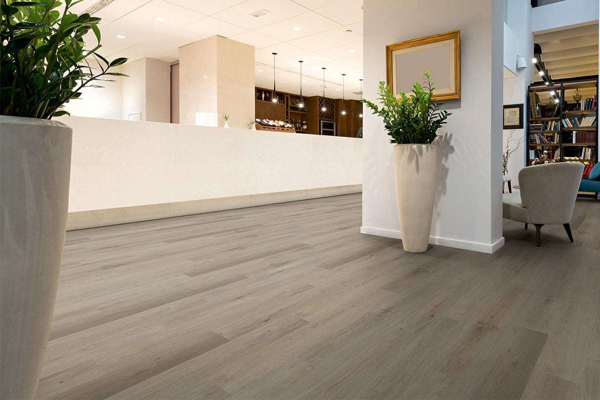 Lichte ruimte met houtlook vloer, receptie en decoratie