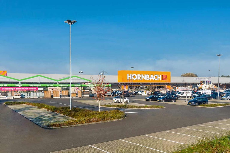 Buitenaanzicht van een Hornbach bouwmarkt met parkeerplaats