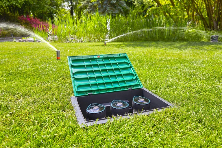 Irrigatiesysteem met sprinklers op een gazon