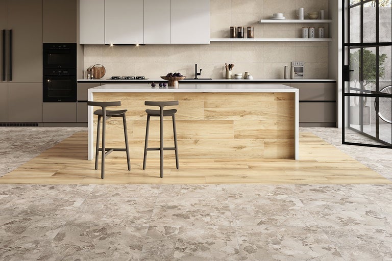 Moderne keuken met kookeiland, tegelvloer in houtlook en marmeren tegels