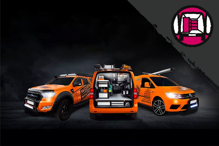 Drie oranje werkplaatsauto's met interieur en accessoires.