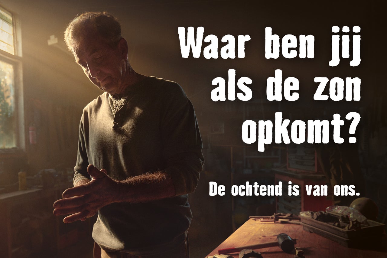 Een man staat in een werkplaats met de tekst: Waar ben jij als de zon opkomt? De ochtend is van ons.