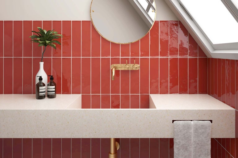 Lichte badkamer met wastafel, spiegel, armatuur en wandtegels