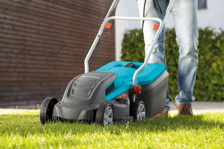 Gardena gazonmaaier tijdens het gazon maaien