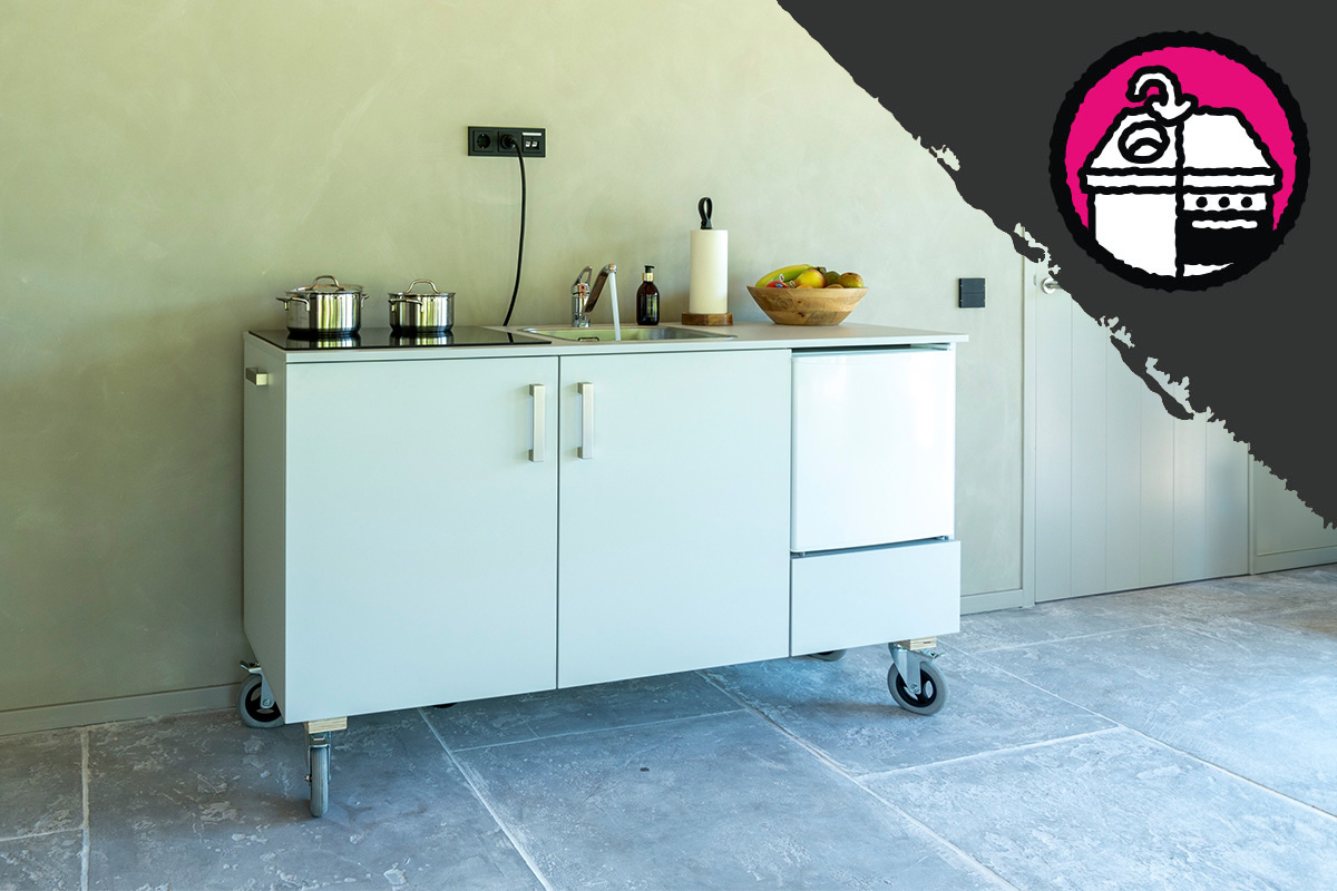 Mobiele keuken met spoelbak, kookplaat en koelkast