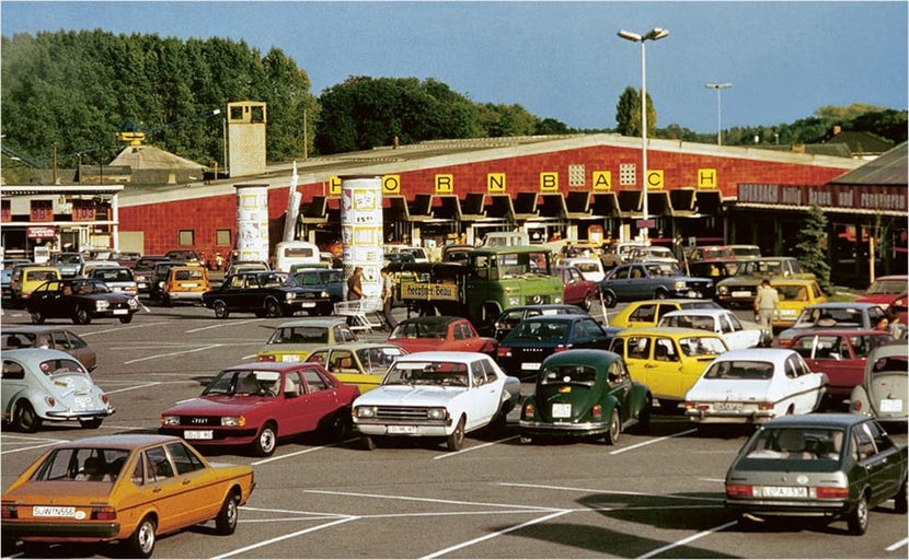 Volle parkeerplaats voor een HORNBACH bouwmarkt