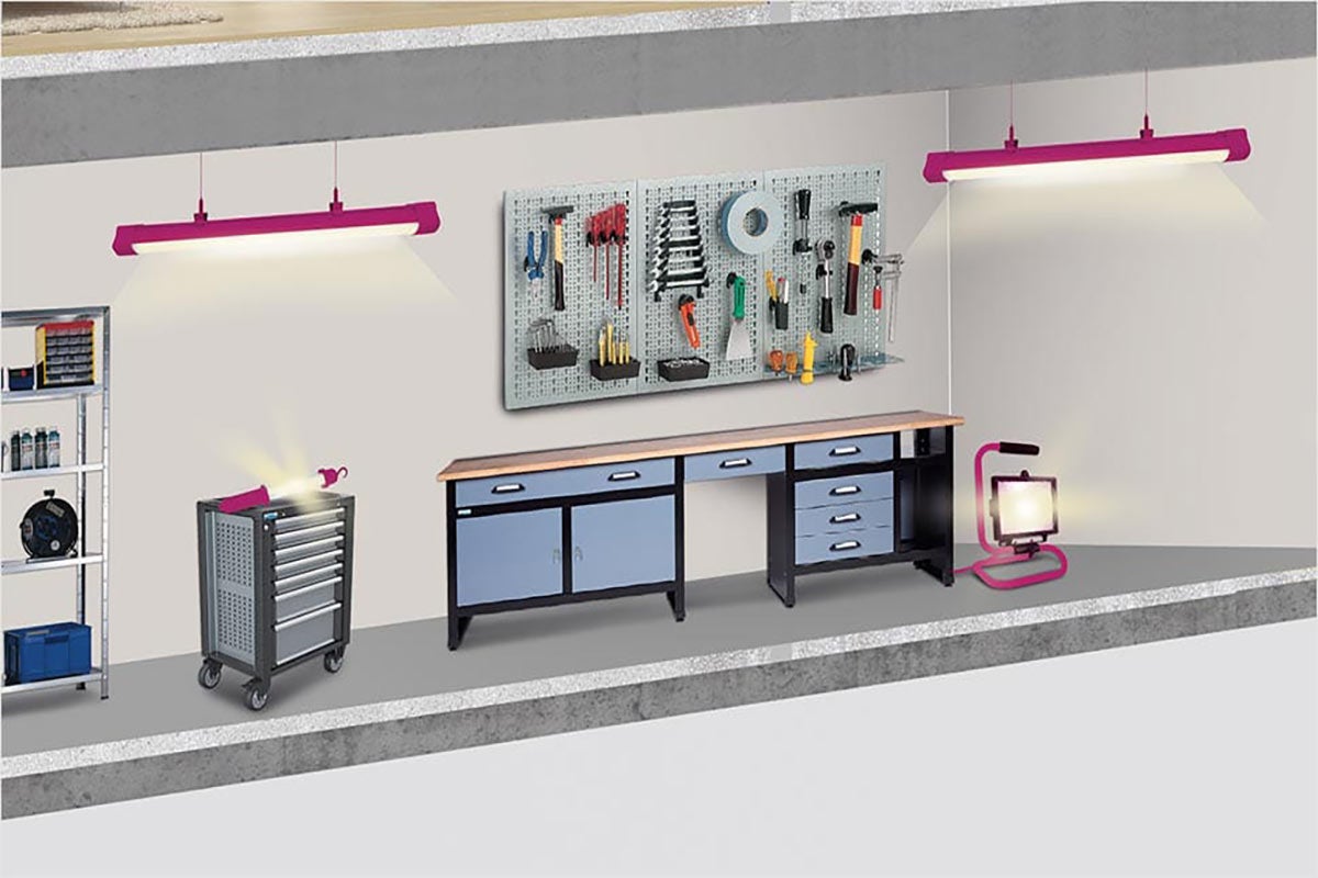 Werkplaats met werkbank, gereedschapswagen, gereedschapswand, stellingen en verlichting