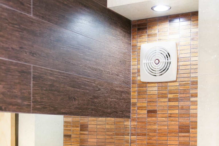 Badkamer met wandtegels in houtlook en ventilator