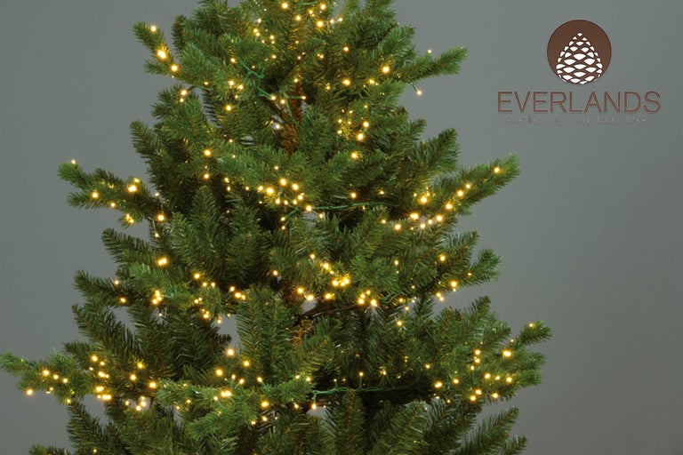 Detailopname van een kerstboom met warm witte lichtjes en het Everlands logo