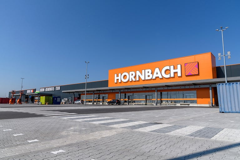 Buitenaanzicht van een Hornbach bouwmarkt met parkeerplaats