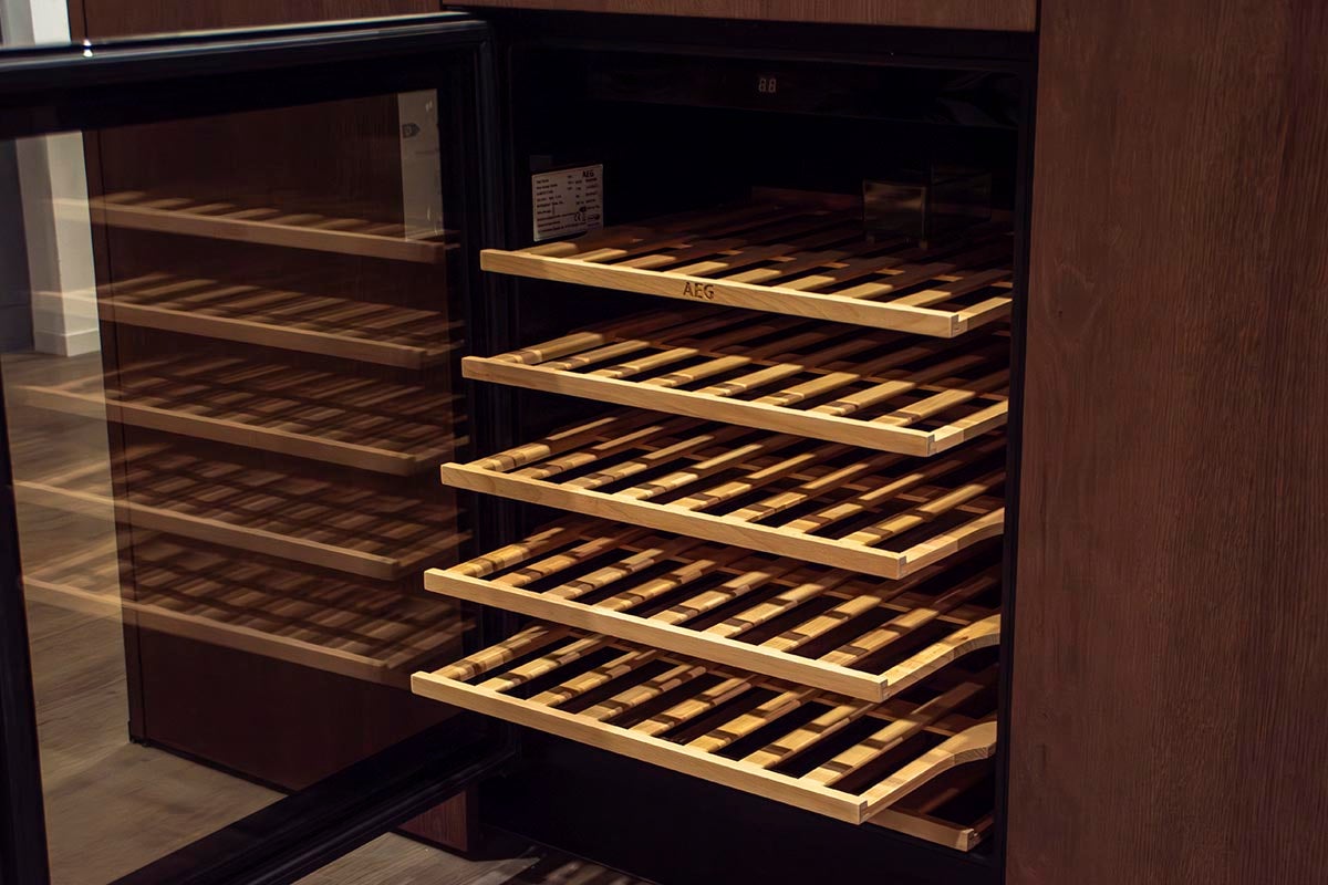 Open wijnkoelkast met houten planken