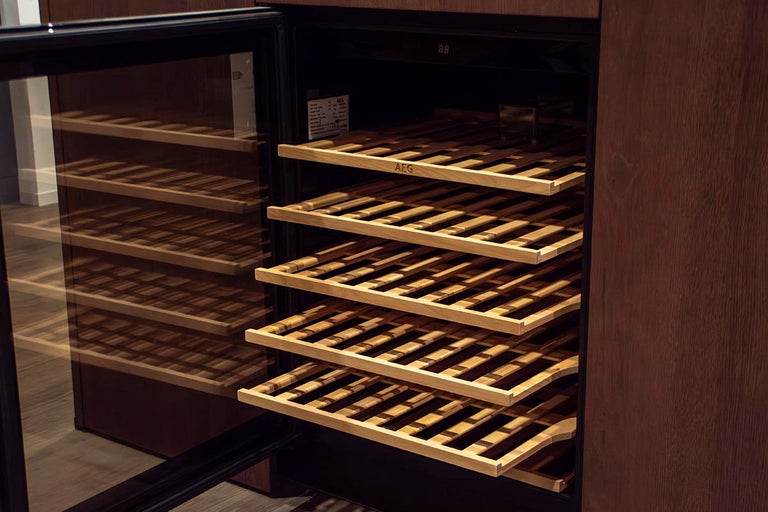 Open wijnkoelkast met houten planken