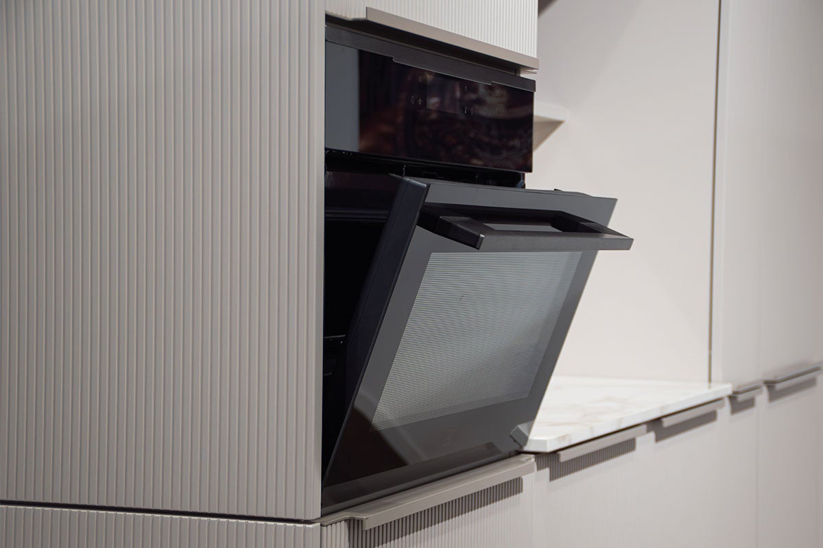 Ingebouwde oven met open deur in keuken