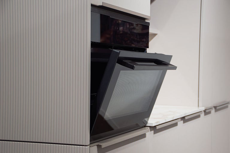 Ingebouwde oven met open deur in keuken