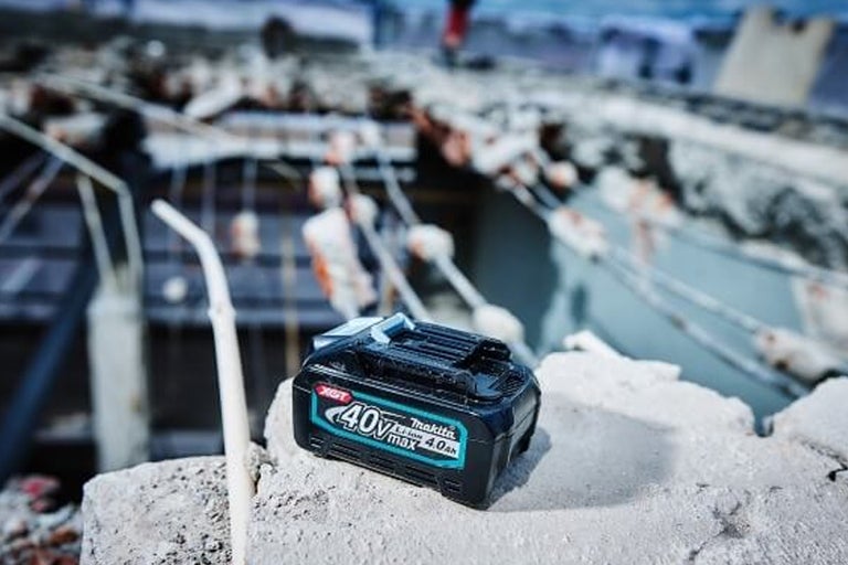 Makita 40 volt accu op een bouwplaats