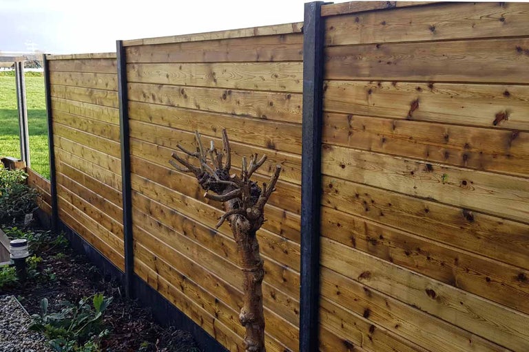 Houten schutting met horizontale planken en palen