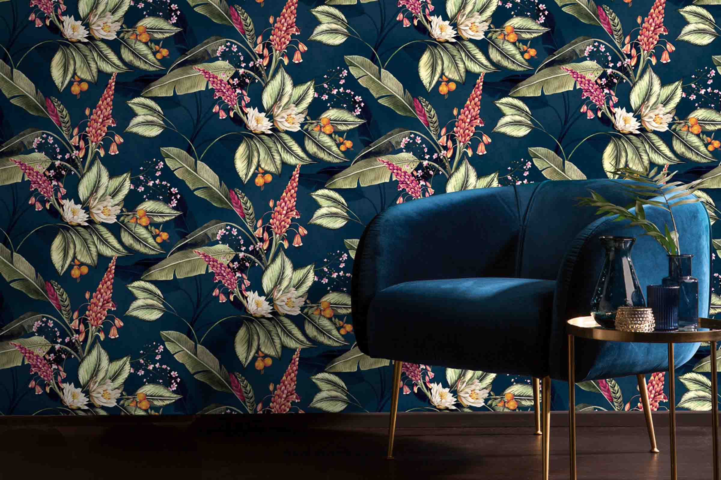 Decoratieve kamer met bloemrijk behang met jungleprint, fauteuil en bijzettafel