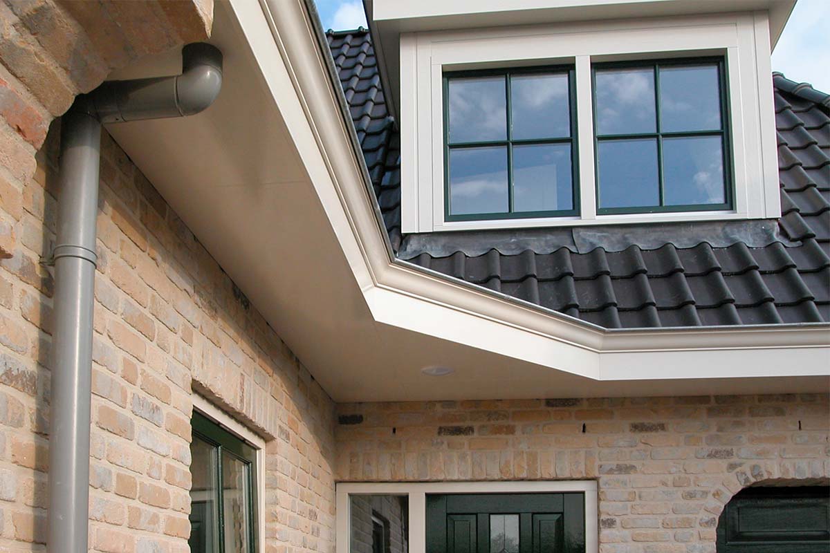 Buitenaanzicht van een huis met dakgoot en raam