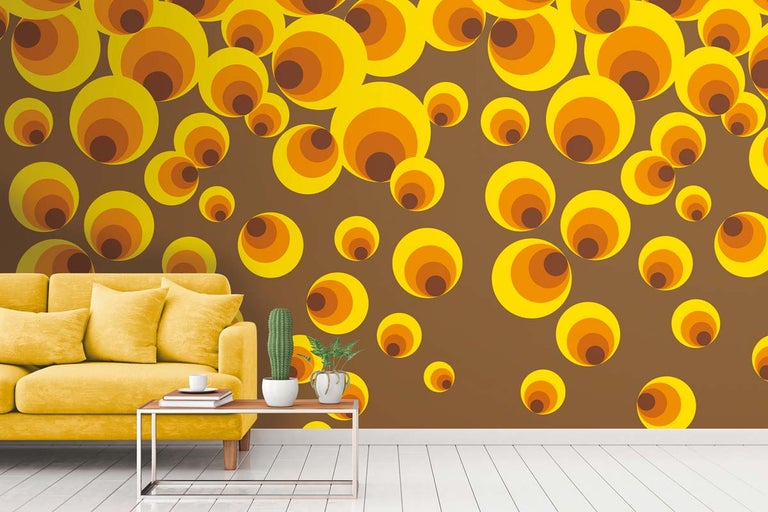 Woonkamer met gele bank, salontafel en retro behang met cirkelpatroon
