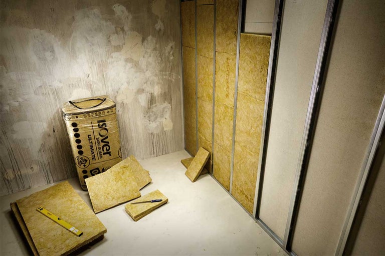Scene met isolatiemateriaal en gereedschap in een kamer