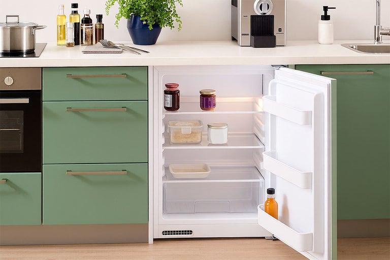 Keukenscène met geopende koelkast gevuld met voedsel