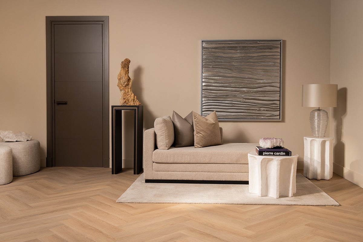 Lichte woninginrichting met deur, bank, kunst en decoratie