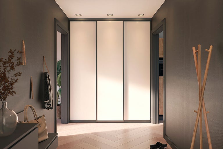 Hal met schuifdeurkast, kapstok en houten vloer