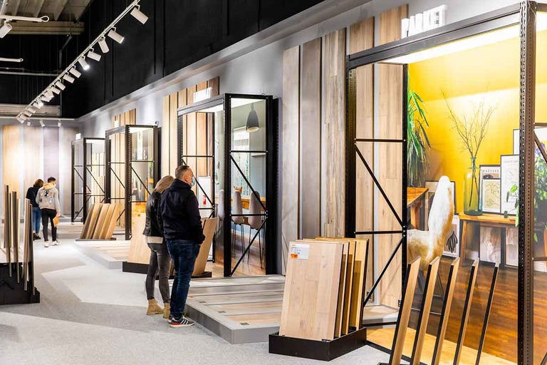 Showroom met verschillende parketvloeren en klanten bij Hornbach