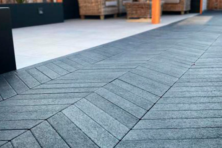 Betonnen straatstenen in visgraatmotief op een terras