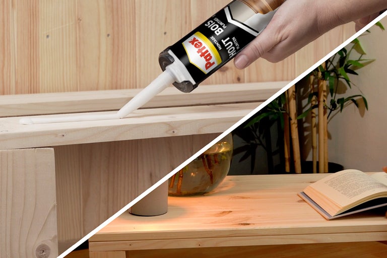 Pattex montagelijm voor hout wordt aangebracht op een houten plank, met een afgewerkte houten tafel en boek ernaast.